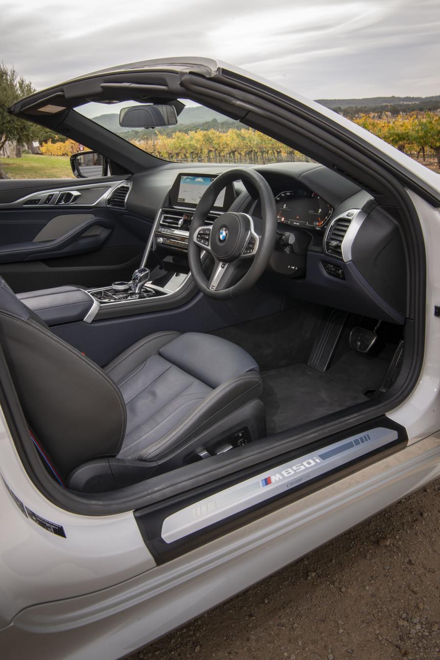 Интерьер BMW M850i xDrive Convertible (G14) 2019 года  (AU) (фото 29 из 41)